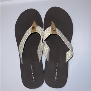 NWOT NEVER WORN Tommy Hilfiger Women's Cazidine Flip Flop Sandals